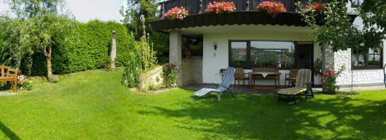 Groe Terrasse und abgeschlossener Garten